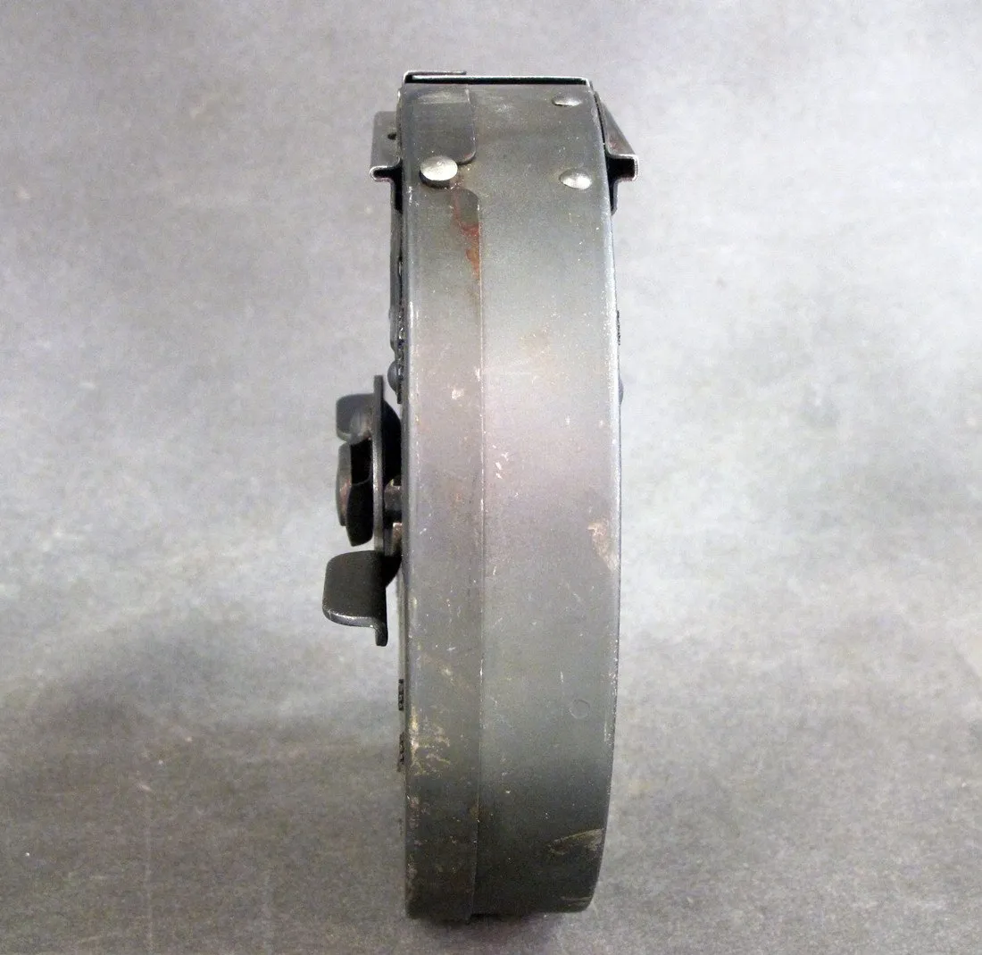 U.S. WWII Thompson M1928A1 SMG Display Gun, 50 round Drum Magazine, Stick Magazines & FBI Case