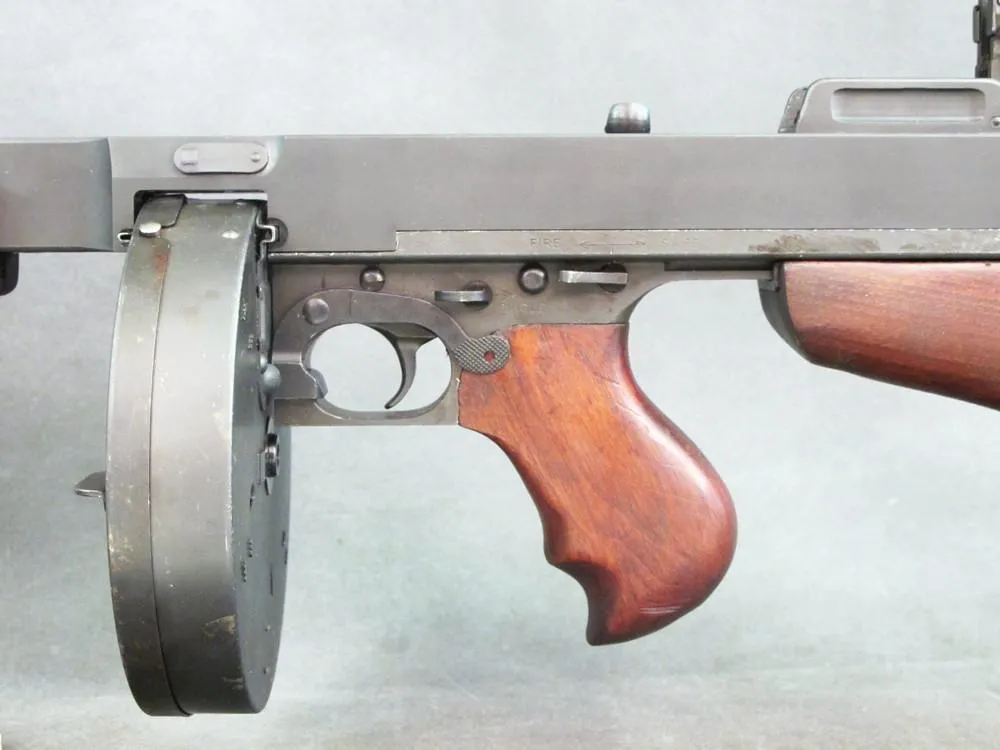 U.S. WWII Thompson M1928A1 SMG Display Gun, 50 round Drum Magazine, Stick Magazines & FBI Case