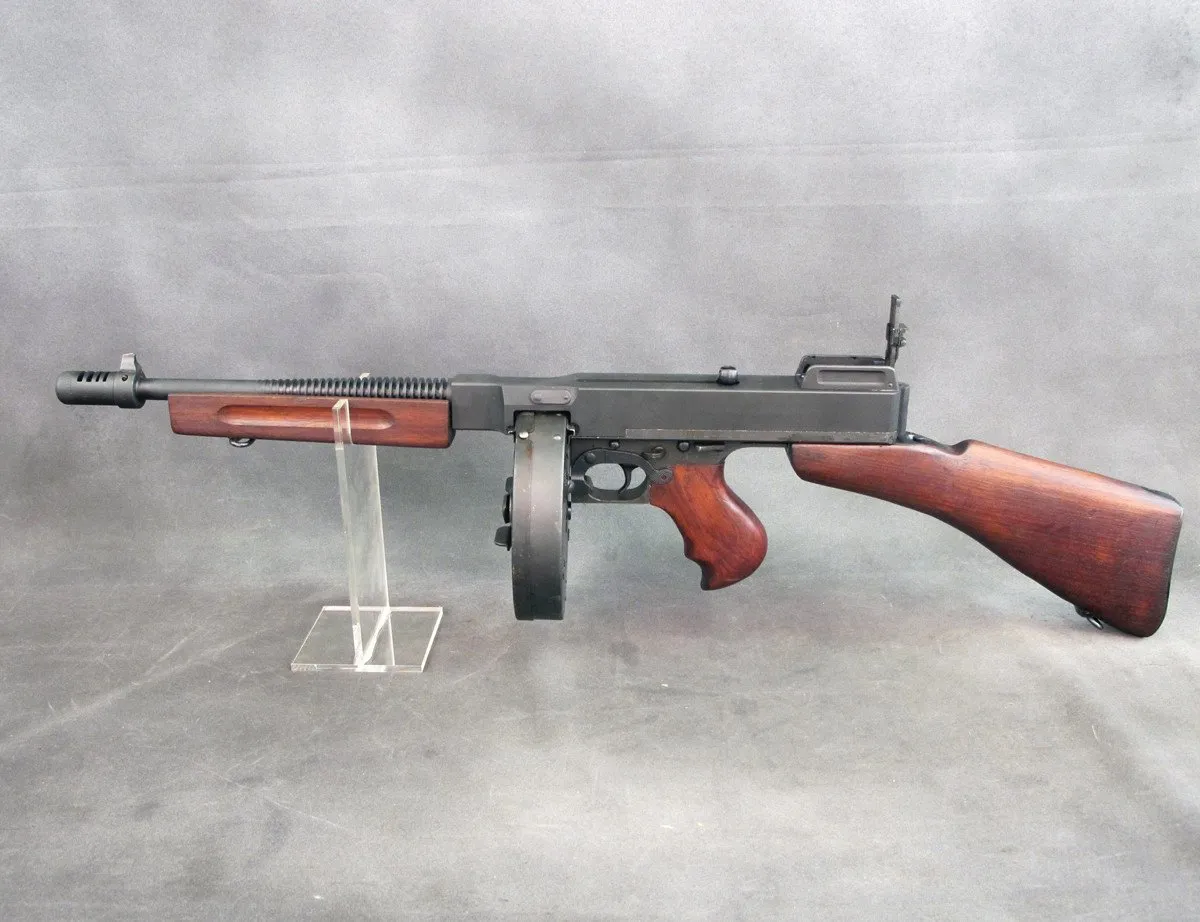 U.S. WWII Thompson M1928A1 SMG Display Gun, 50 round Drum Magazine, Stick Magazines & FBI Case
