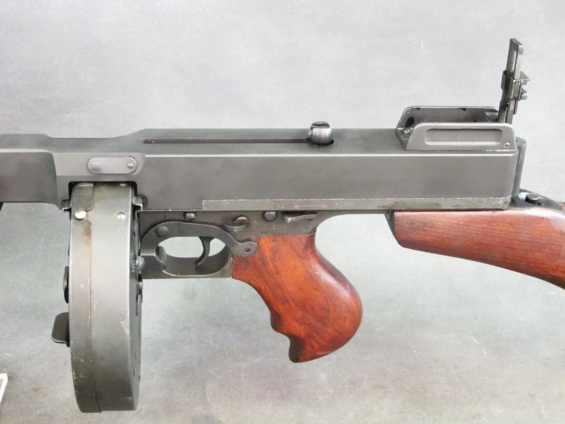 U.S. WWII Thompson M1928A1 SMG Display Gun, 50 round Drum Magazine, Stick Magazines & FBI Case
