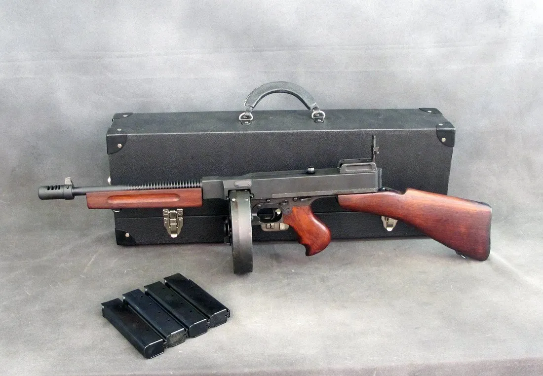 U.S. WWII Thompson M1928A1 SMG Display Gun, 50 round Drum Magazine, Stick Magazines & FBI Case