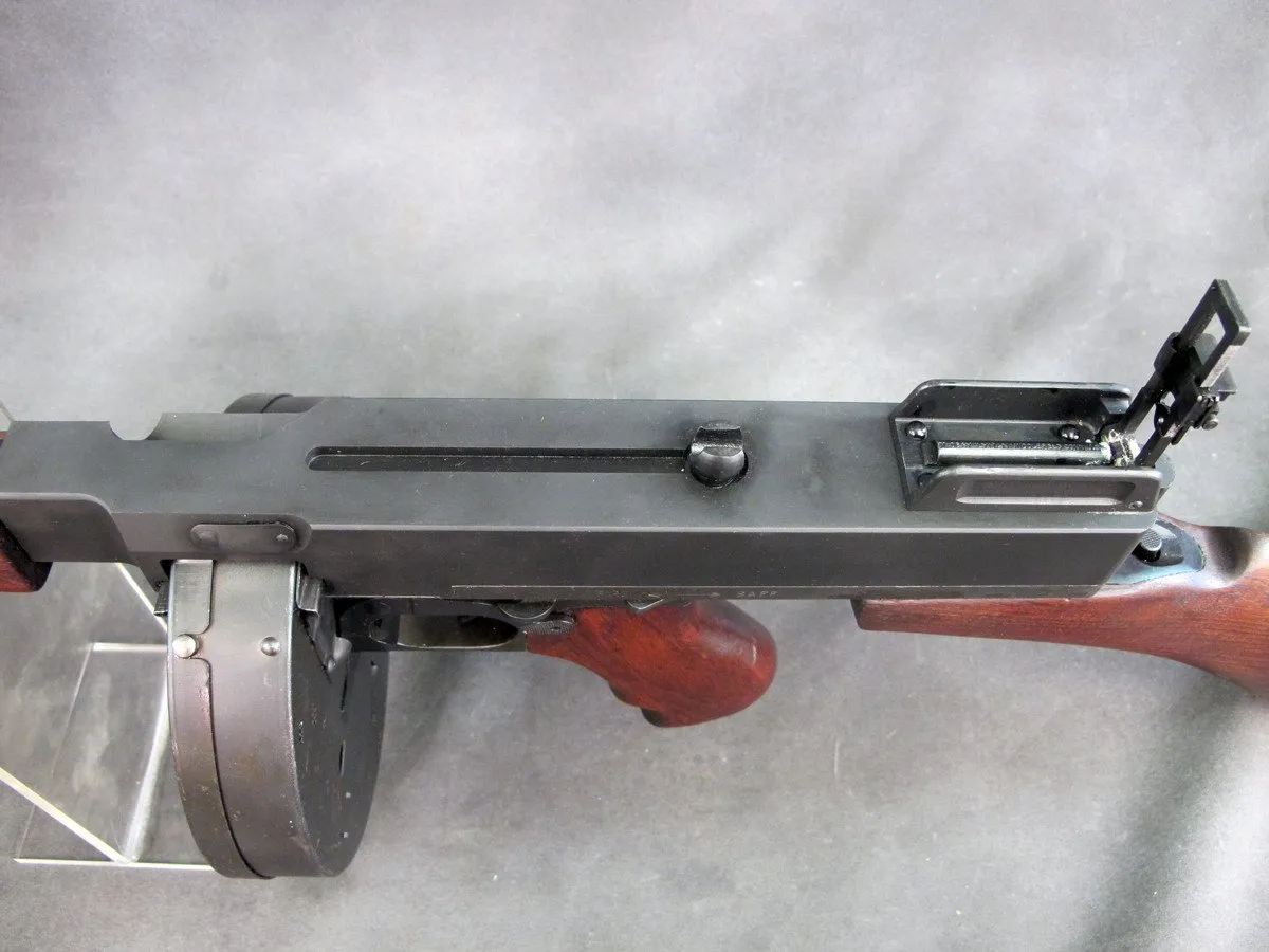 U.S. WWII Thompson M1928A1 SMG Display Gun, 50 round Drum Magazine, Stick Magazines & FBI Case